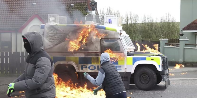Kenderan Polisi dilempar bom bensin