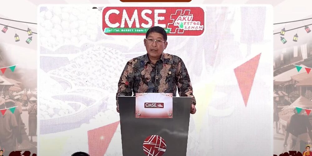 Kepala Eksekutif Pengawas Pasar Modal, Keuangan Derivatif, dan Bursa Karbon OJK Inarno Djajadi menyampaikan sambutan dalam pembukaan Capital Market Summit &amp; Expo 2025 di Gedung BEI.

