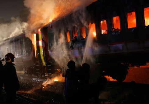 Kereta Komuter Bangladesh terbakar