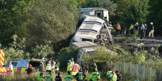 Kereta Komuter tergelincir di Inggris