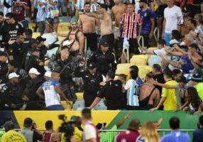 Kerusuhan Penonton dalam laga Brazil vs Argentina