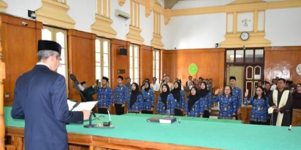 Ketua Pengadilan Negeri Medan, Mardison, S.H., melantik 12 Pegawai Negeri Sipil

