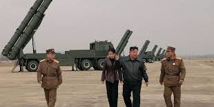 Kim Jong Un bersama putrinya Kim Ju Ae