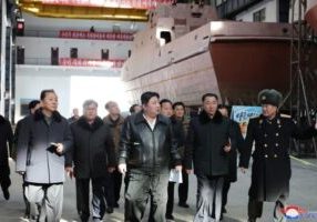 Kim Jong Un inspeksi galangan pembiatan kapal perang
