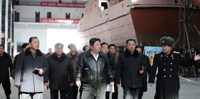 Kim Jong Un inspeksi galangan pembiatan kapal perang