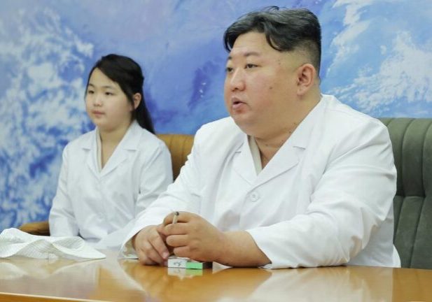 Kim Jong Un inspeksi satelit mata-mata pertama