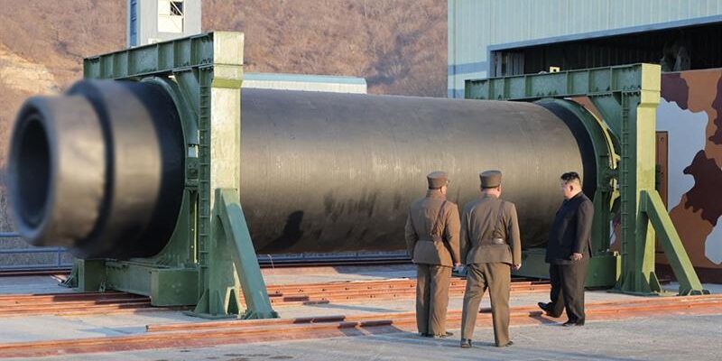 Kim Jong Un mengawasi uji coba mesin roket berbahan bakar padat