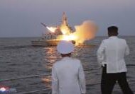 Kim Jong Un menyaksikan rudal jelajah strategis diluncurkan