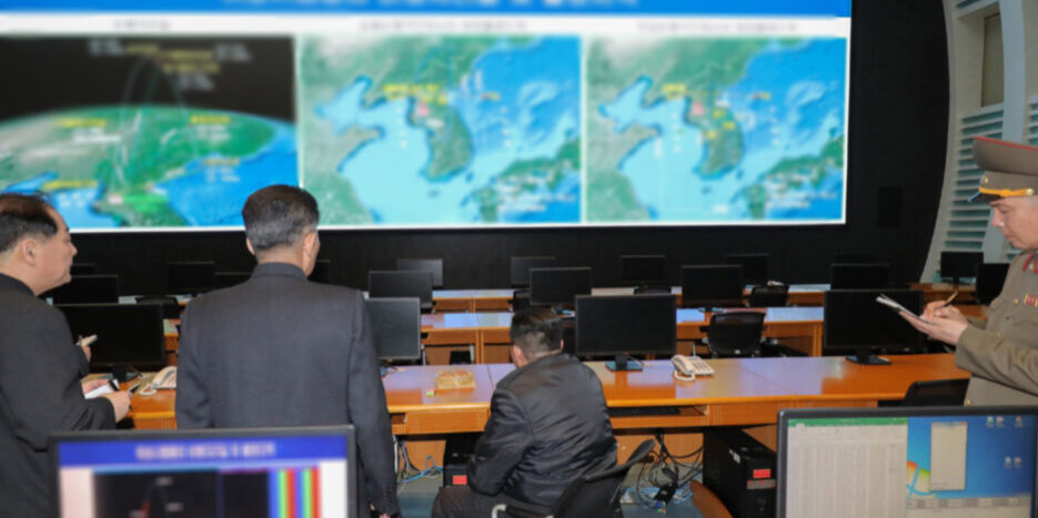 Kim Jong Un periksa foto satelit mata-mata