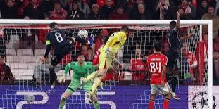 Kiper Anatoliy Trubin cetak gol dengan sundulan di detik akhir