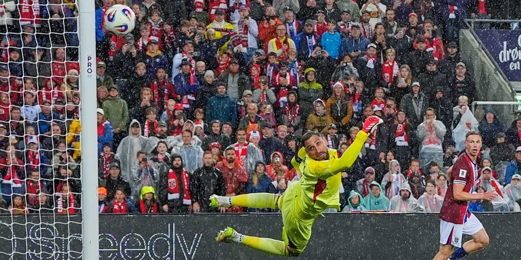 Kiper Italia Donnarumma gagal mengamankan gawang dari kebobolan