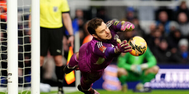 Kiper Lucas Perri dari Leeds menyelamatkan penalty
