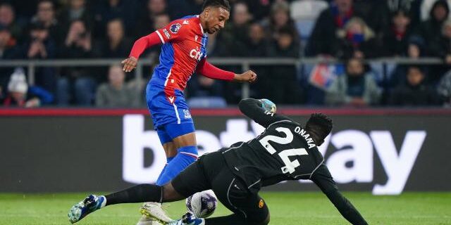 Kiper MU Onana gagal menahan bola pemain Palace
