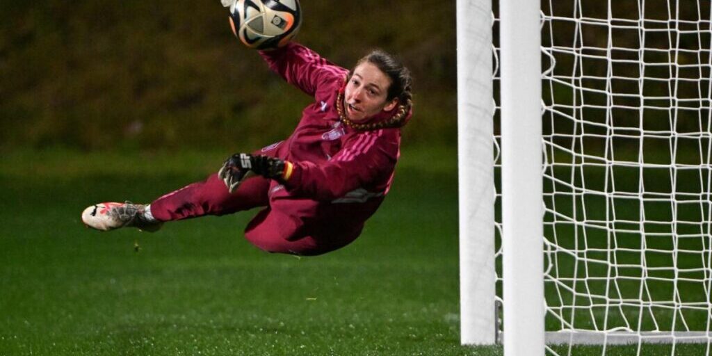 Kiper Spanyol sedang berlatih untuk semifinal