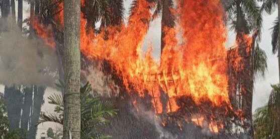 Kobaran api melahap atap monumen rumah adat batak di Tugu Sisingamangaraja di Jalan Sisingamangaraja, Kecamatan Medan Kota

