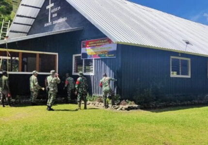 Personel Kodim 1714/PJ bersama warga merehab gedung Gereja GIDI Jemaat Dondobaga, Distrik Muara, Kabupaten Puncak Jaya, Papua, Selasa (19/11). Ant/HO-Kodim 1714/PJ