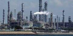 Kompleks petrokimia Shell di Pulau Bukom - Singapura
