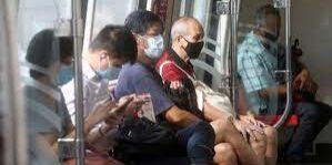 Komuter Singapura sebagian masih pakai masker