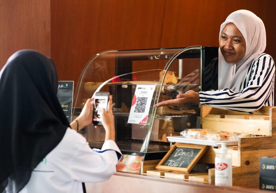 Konsumen melakukan pembayaran melalui pemindaian Quick Response Code Indonesian Standard (QRIS) di salah satu kedai kuliner di Jakarta, Senin (19/12).

