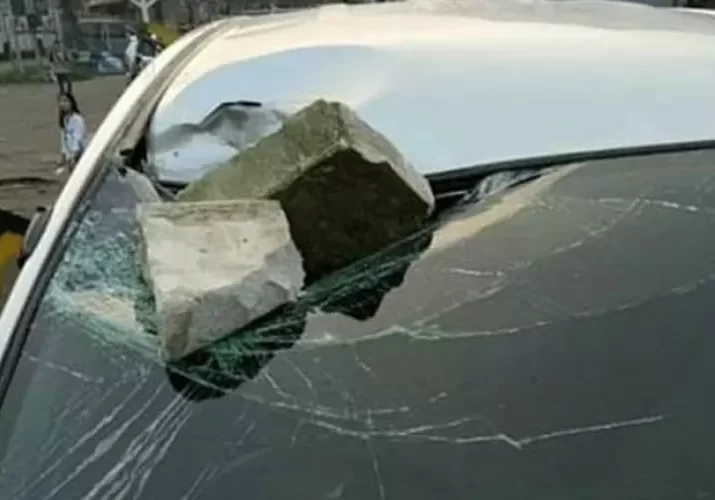 Kaca mobil dilempar batu di jalan tol 