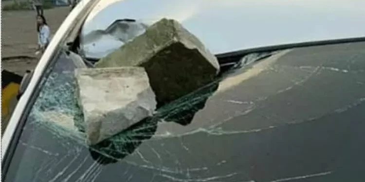 Kaca mobil dilempar batu di jalan tol 