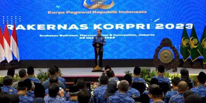 Presiden Jokowi memberikan sambutan pada Pembukaan Rakernas KORPRI di Jakarta, Selasa 3 Oktober 2023 


