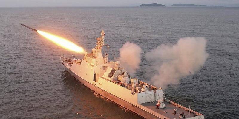 Korut menembakkan rudal ke arah laut