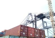 Tumpukan kontainer di pelabuhan menunggu diangkut ke kapal 