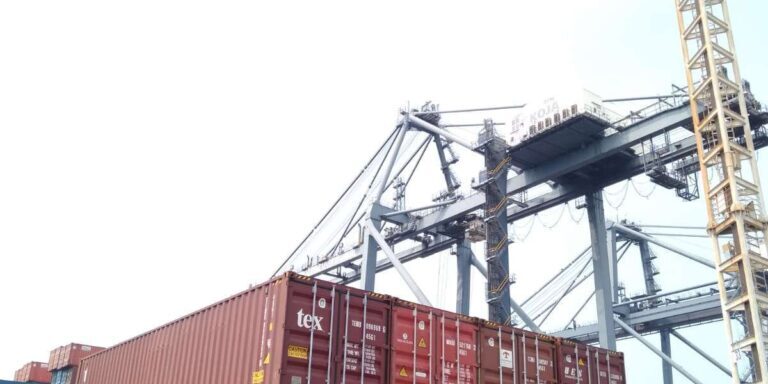 Tumpukan kontainer di pelabuhan menunggu diangkut ke kapal 