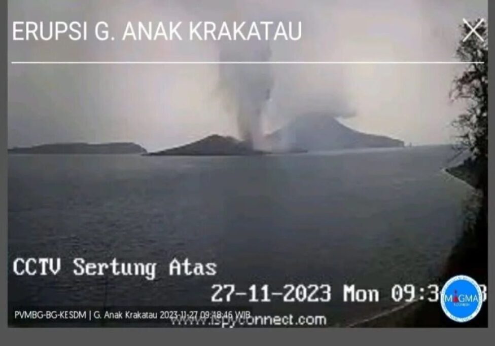 Gunung Anak Krakatau saat mengalami erupsi Senin Pagi. Gunung api di Selat Sunda kembali mengalami erupsi pada Senin (27/11/2023).