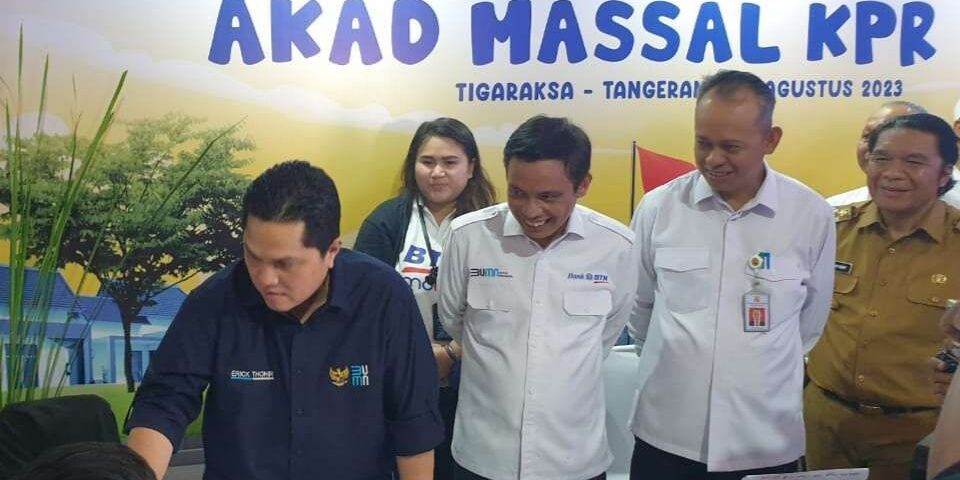 Menteri BUMN Erik Thohir (kiri) bersama Dirut Bank BTN Nixon LP Napitupulu (tengah) dan Dirjen Perumahan Kementerian PUPR, Iwan Suprijanto (kedua dari kanan) kanan ) pada acara akad massal kredit pemilikan rumah Bank BTN 