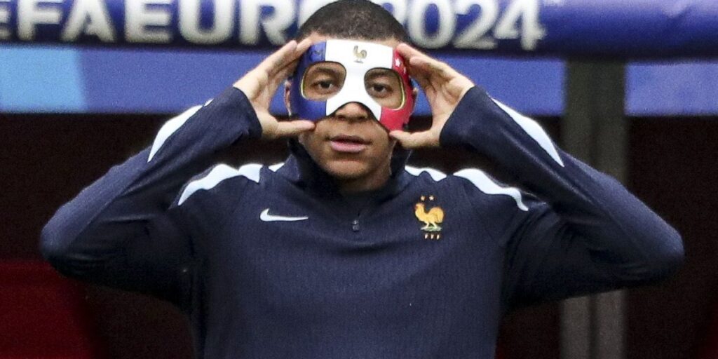 Kylian Mbappe dengan masker pengaman