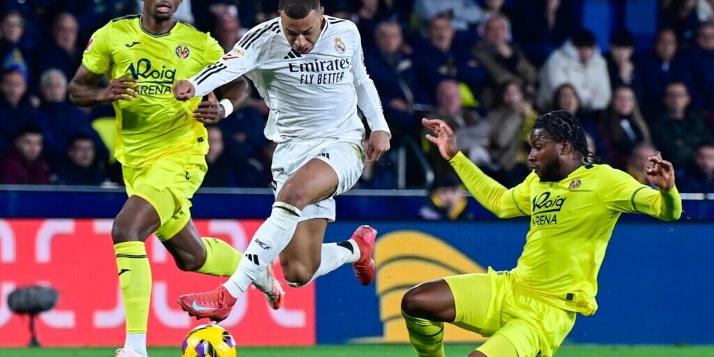 Kylian Mbappe melewati dua pemain Villarreal