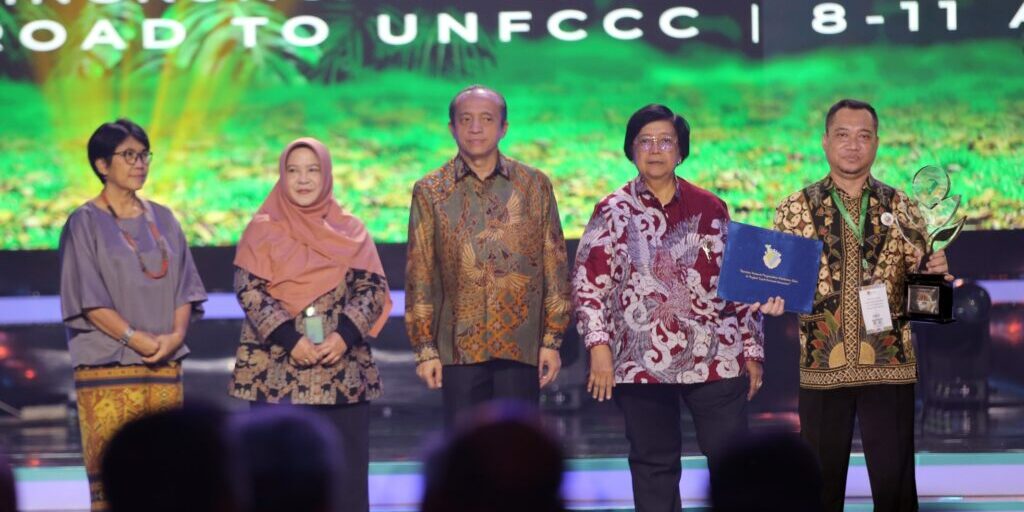Indah Kiat Tangerang Mill meraih penghargaan Trophy ProKlim Utama dari Kementerian LHK