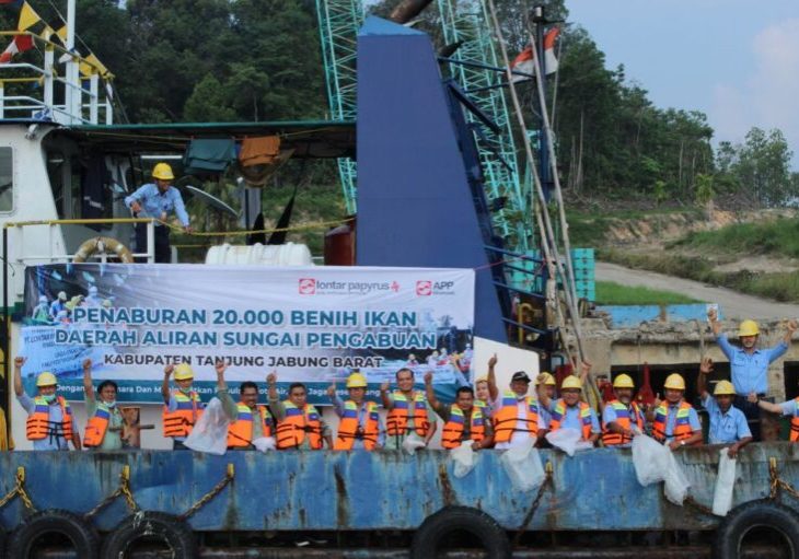 PT LPPPI dan WKS bersama masyarakat melepas bibit ikan di Sungai Pengabuan