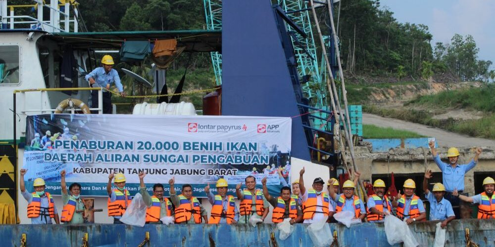 PT LPPPI dan WKS bersama masyarakat melepas bibit ikan di Sungai Pengabuan