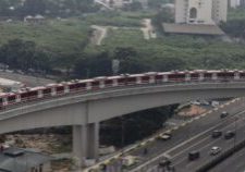 ilustrasi Rangkaian kereta Lintas Rel Terpadu (LRT) melintasi jembatan lengkung di kawasan Jl. Gatot Subroto, Jakarta, 