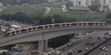 ilustrasi Rangkaian kereta Lintas Rel Terpadu (LRT) melintasi jembatan lengkung di kawasan Jl. Gatot Subroto, Jakarta, 