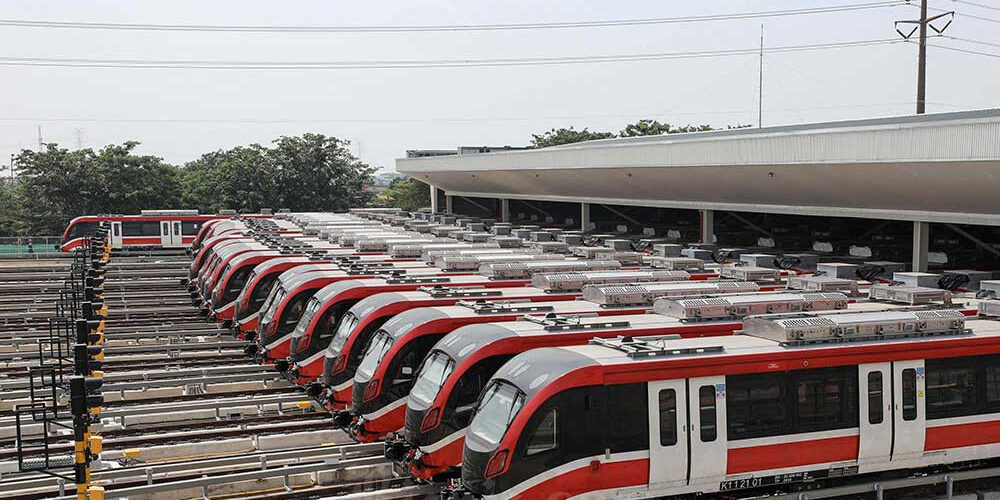 Rangkaian kereta Light Rail Transit (LRT) terparkir di Depo LRT Jatimulya, Bekasi, Jawa Barat.