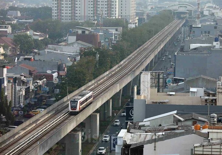 Kereta Light Rail Transit (LRT) melintas di Kelapa Gading, Jakarta, Selasa (2/8/2022)

