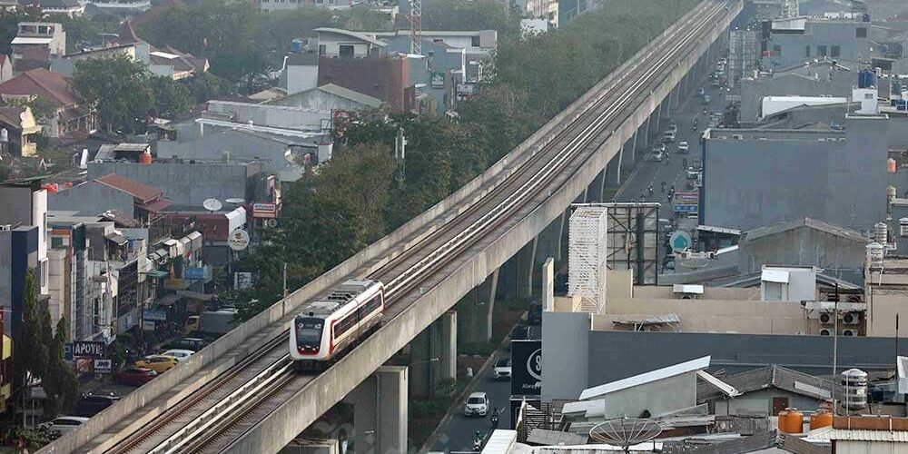 Kereta Light Rail Transit (LRT) melintas di Kelapa Gading, Jakarta, Selasa (2/8/2022)

