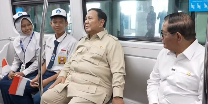 Presiden RI Prabowo Subianto dan Gubernur DKI Jakarta Pramono di Stasiun menjajal moda transportasi LRT Jakarta, Rabu (16/9/2026)

