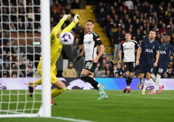 Laga Fulham dengan Tottenham Hotspur