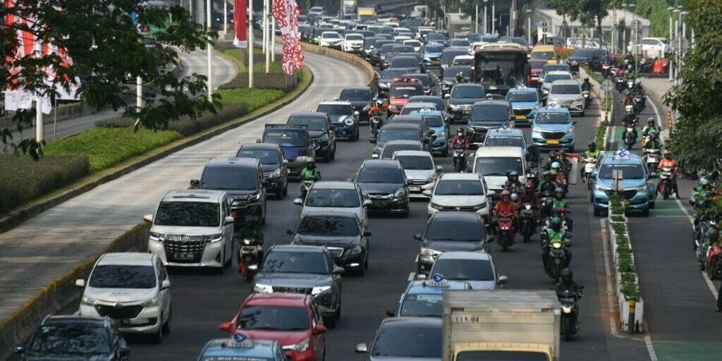 Suasana kemacetan di Jalan Jenderal Sudirman, Jakarta, Jumat (18/8/2023).