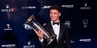Lando Norris dengan Trofi Juara F1 Tahun 2025