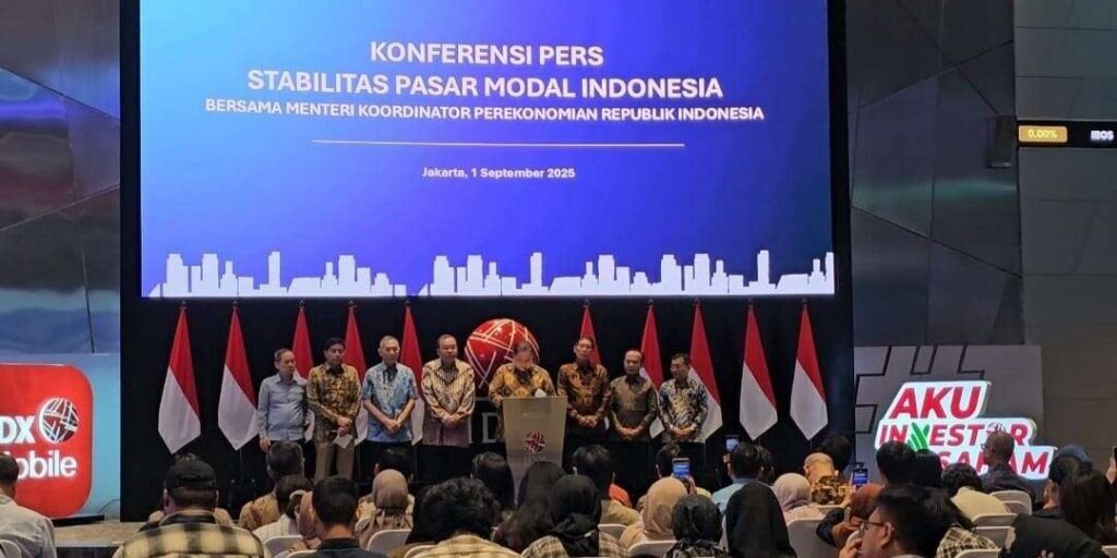 Menko Perekonomian Airlangga Hartarto saat menyampaikan kondisi terkini ekonomi Indonesia di Bursa Efek Indonesia, Senin (1/9/2025). Menko Airlangga didampingi jajaran direksi BEI dan perwakilan OJK.