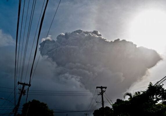 Ledakan Besar Guncang St Vincent