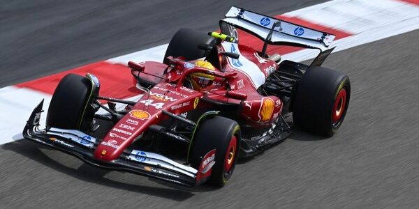 Lewis Hamilton dengan Ferrari di Formula 1