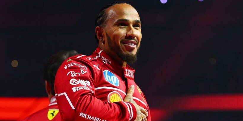 Lewis Hamilton tampil dengan warna merah Ferrari