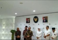 Menteri Pendayagunaan Aparatur Negara dan Reformasi Birokrasi, Azwar Anas, memberi keterangan pers di Jakarta, Selasa (12/9/2023) 